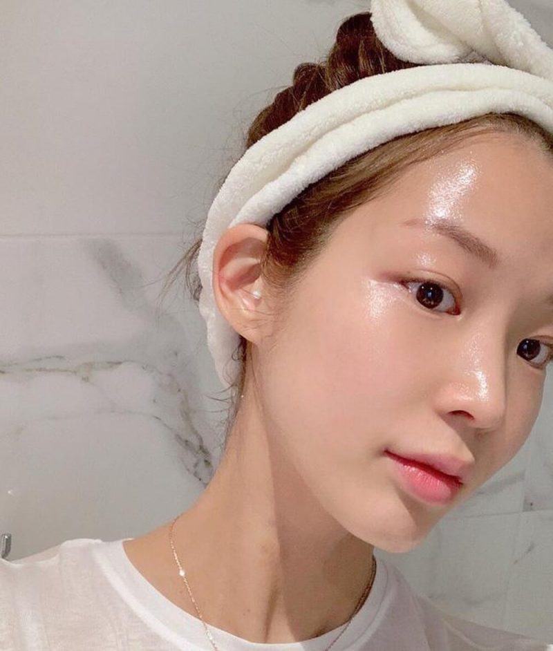 Sử dụng lotion thường xuyên và đều đặn giúp bạn có làn da căng bóng hơn